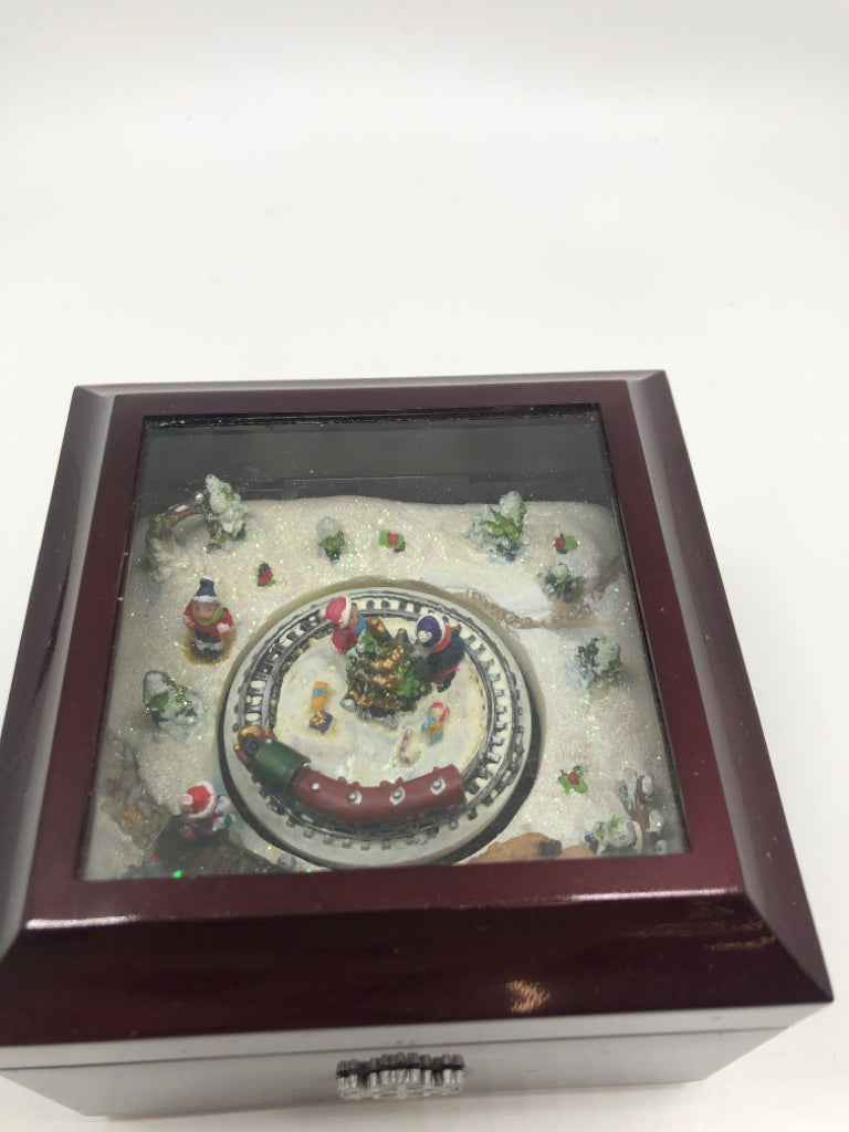 CHRISTMAS SCENE MUSIC BOX.