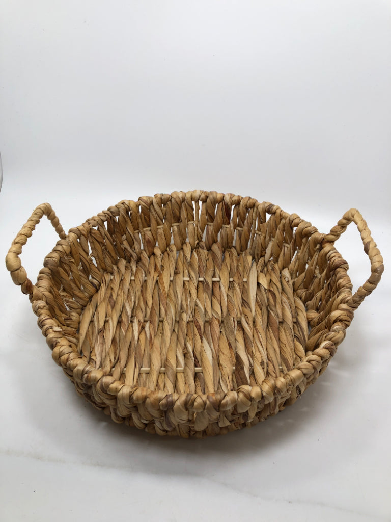 WOVEN WICKER TRAY.