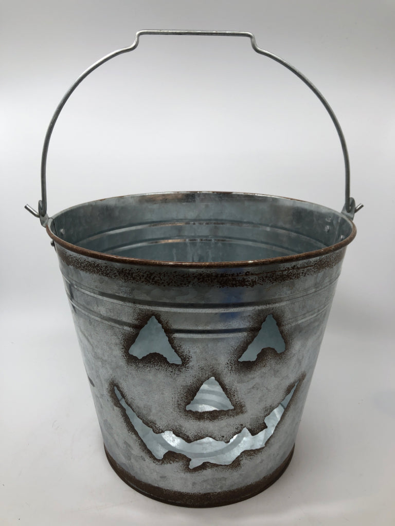 METAL JACK-O-LANTERN PAIL.