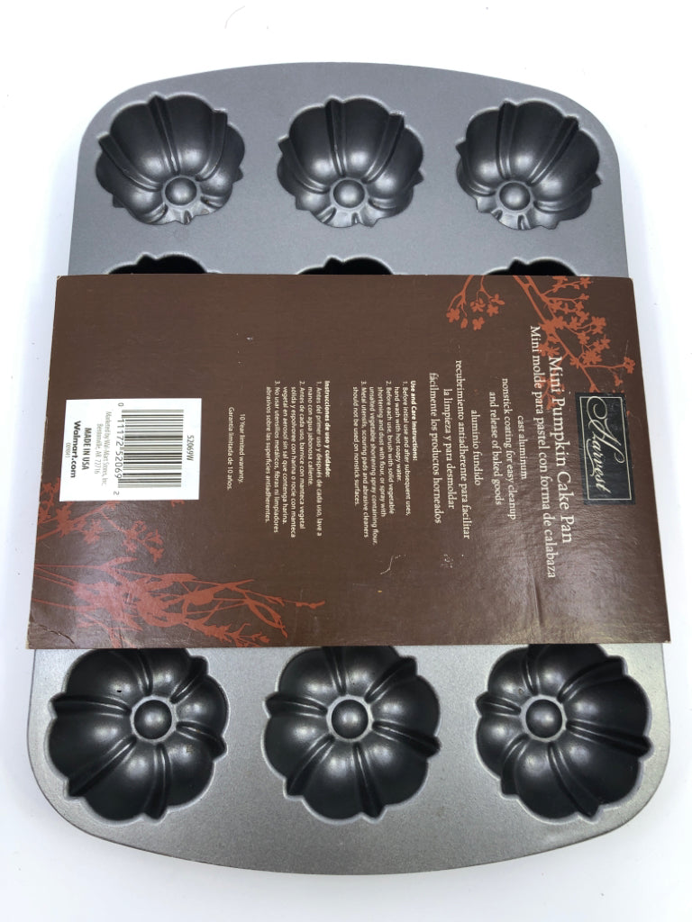 NIP MINI PUMPKIN CAKE PAN.