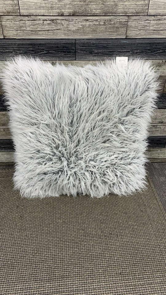 GRAY/CREAM FURRY ACCENT PILLOW.