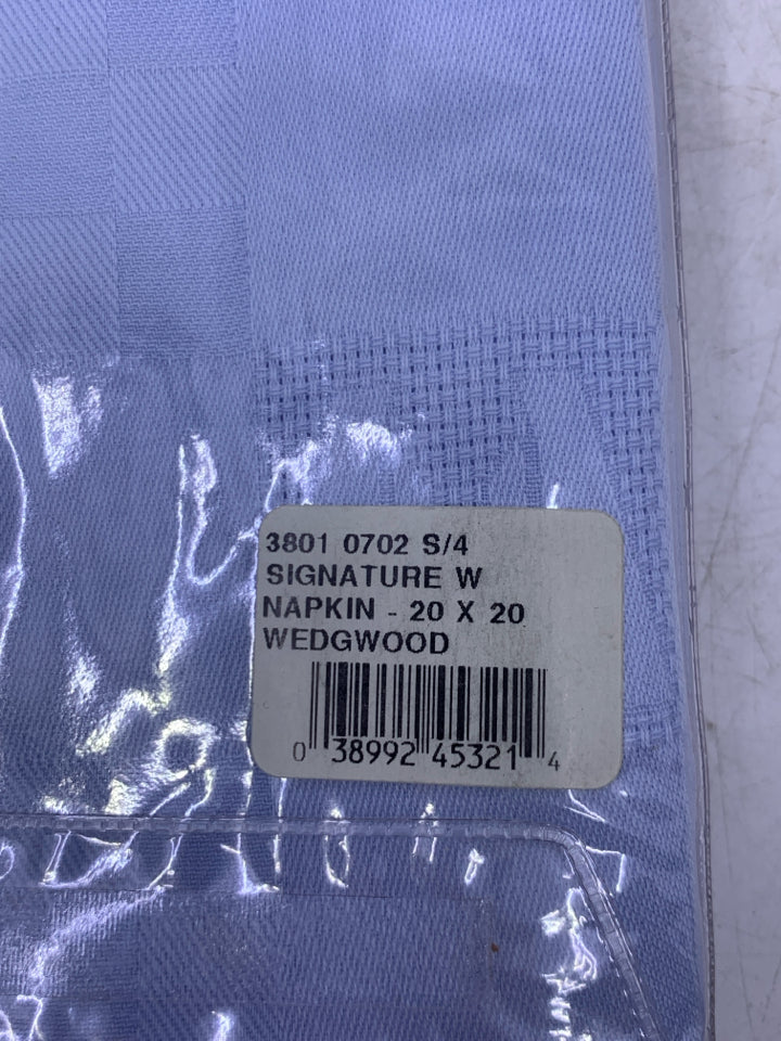 NIP 4 LIGHT BLUE NAPKINS.