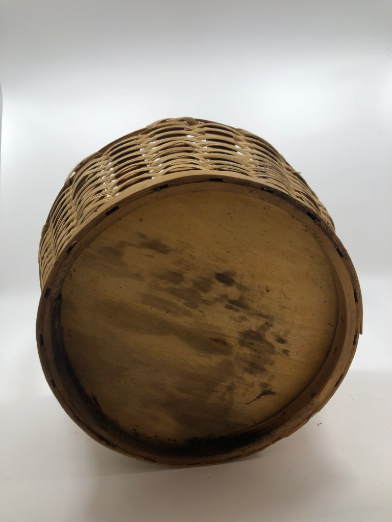 ROUND BASKET W/WOOD HANDLE.