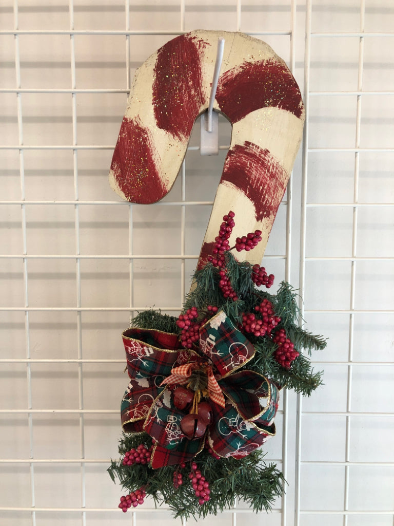 PRIMITIVE WOOD CANDY CANE W/ WREATH ON BOTTOM WALL HANGING.