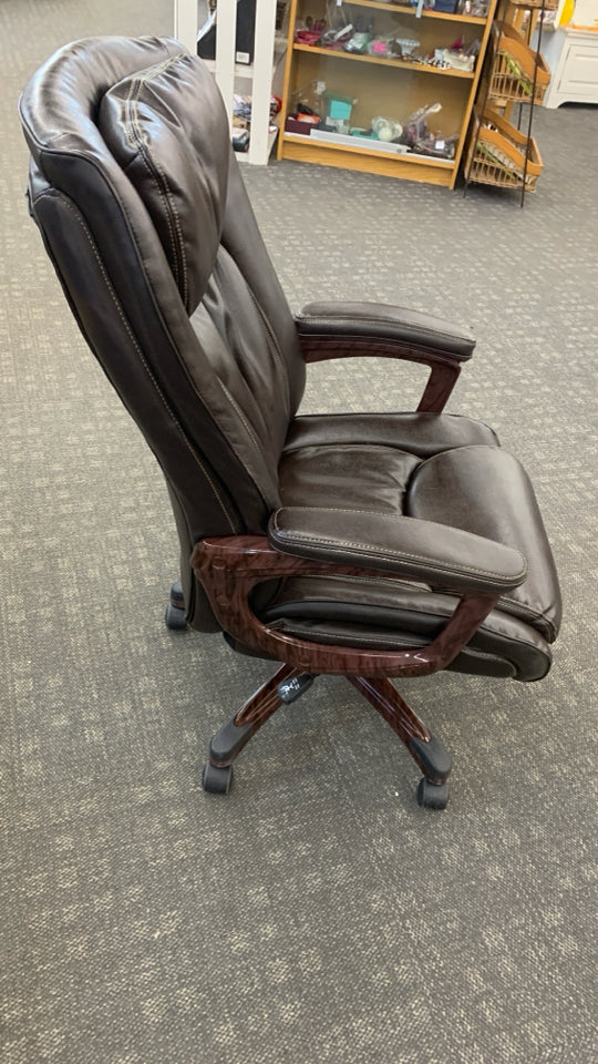 BROWN LEATHER OFFICE CHAIR W/WOOD DETAILS.