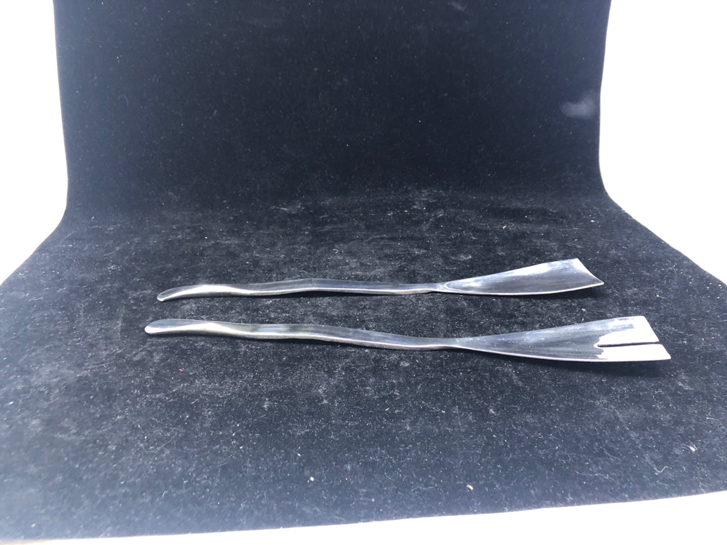 2 SILVER METAL SERVING SPOONS.