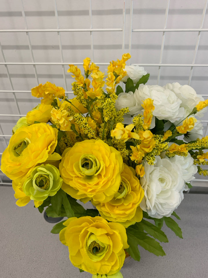 YELLOW BOUQUET IN ORANGE ETCHED GLASS VASE.