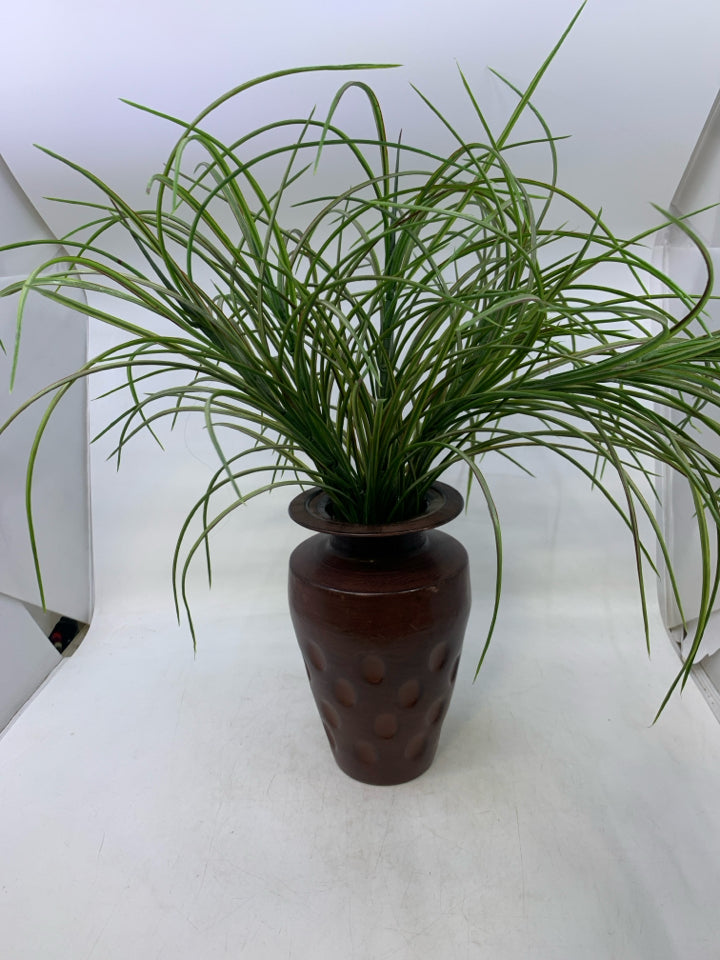 MAROON HAMMERED METAL VASE W/ FAUX GRASS.