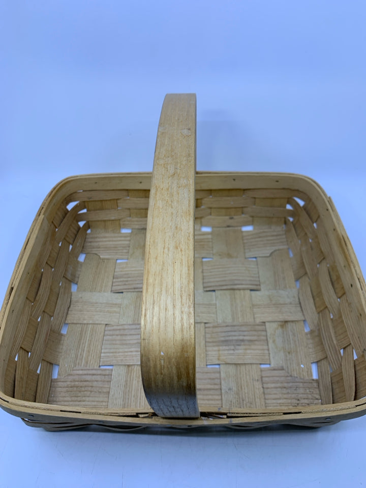 SQUARE BASKET WITH HANDLE.