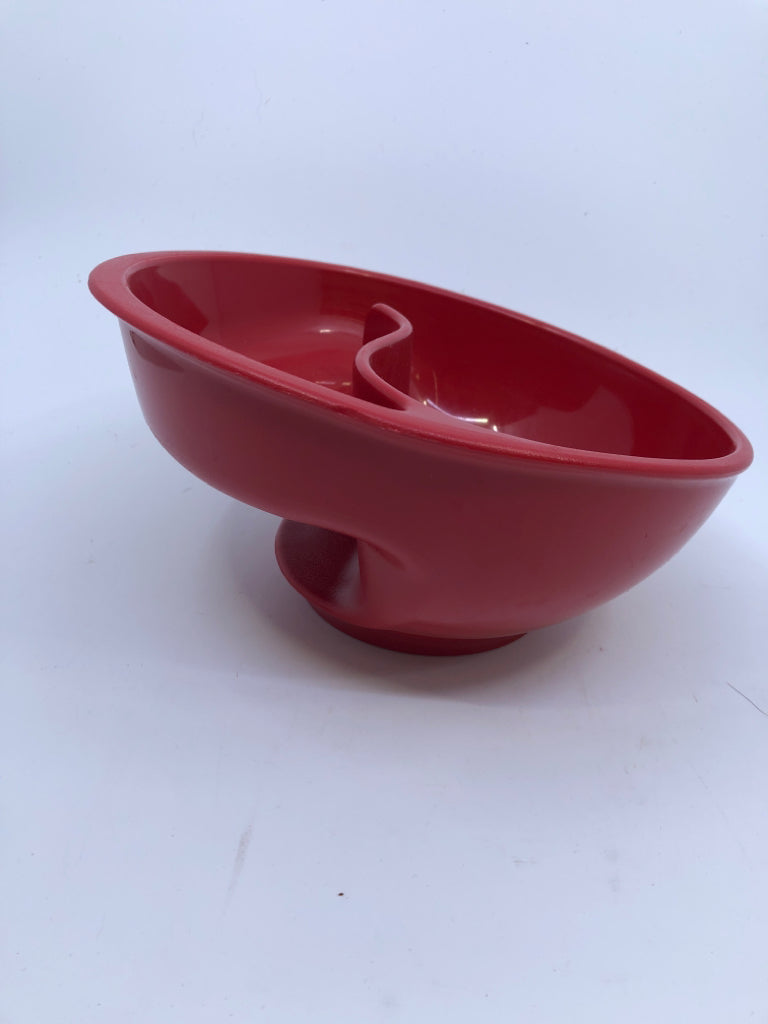 2 GREEN & RED KIDS BOWLS WITH SPOONS.