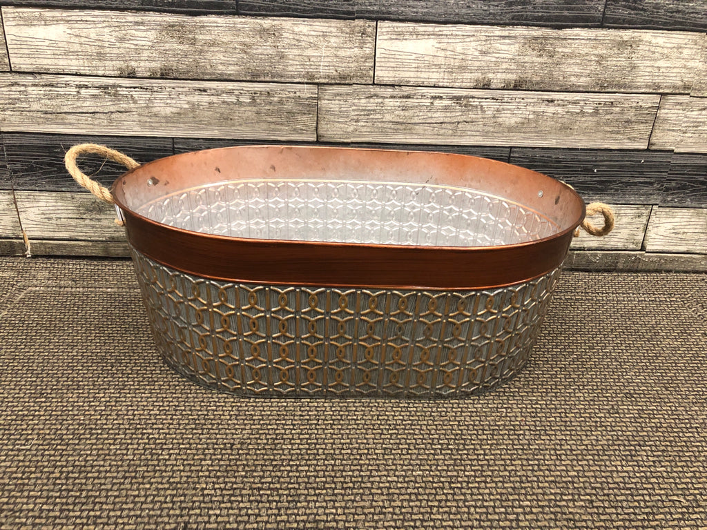 LG METAL BASKET W/COPPER PAINTED RIM+ROPE HANDLES.