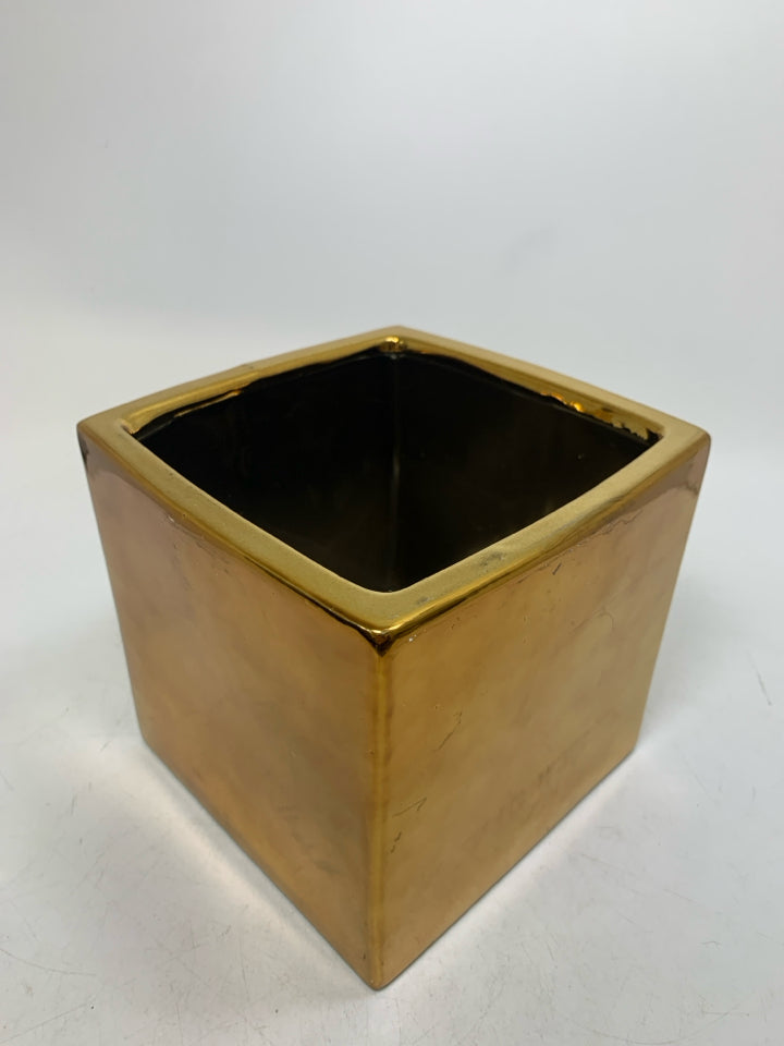 SQUARE CERAMIC PLANTER.