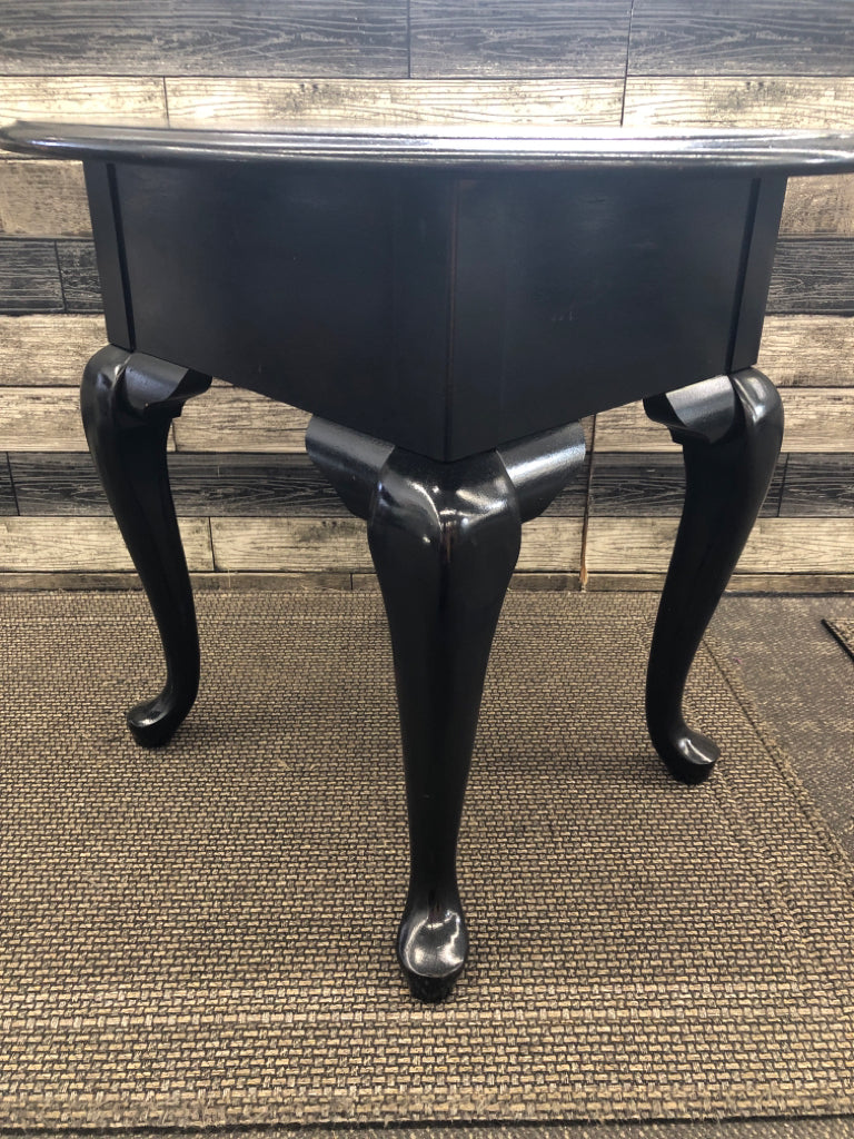 BLACK PAINTED WOOD SIDE TABLE W/DRAWER.