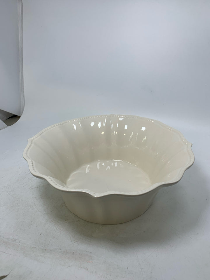 RUFFLED SERVING BOWL W/ BEADED EDGE.