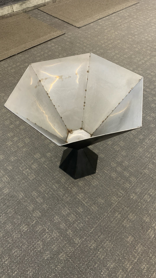 GEOMETRIC METAL PLANTER.