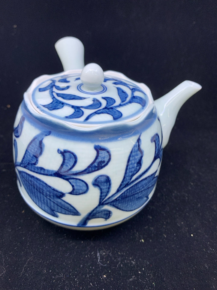 5 PC WHITE BLUE DESIGN JAPANESE TEAPOT WITH HANDLE AND CUPS.