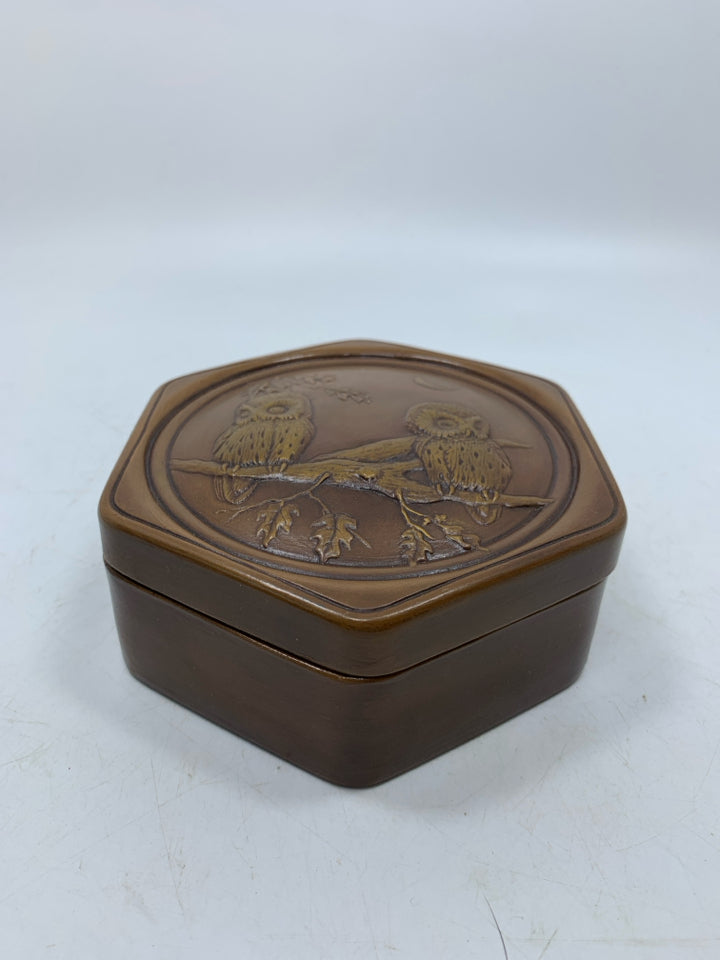 VTG BROWN CERAMIC HEXAGON SHAPED TRINKET BOX W/ EMBOSSED OWLS.
