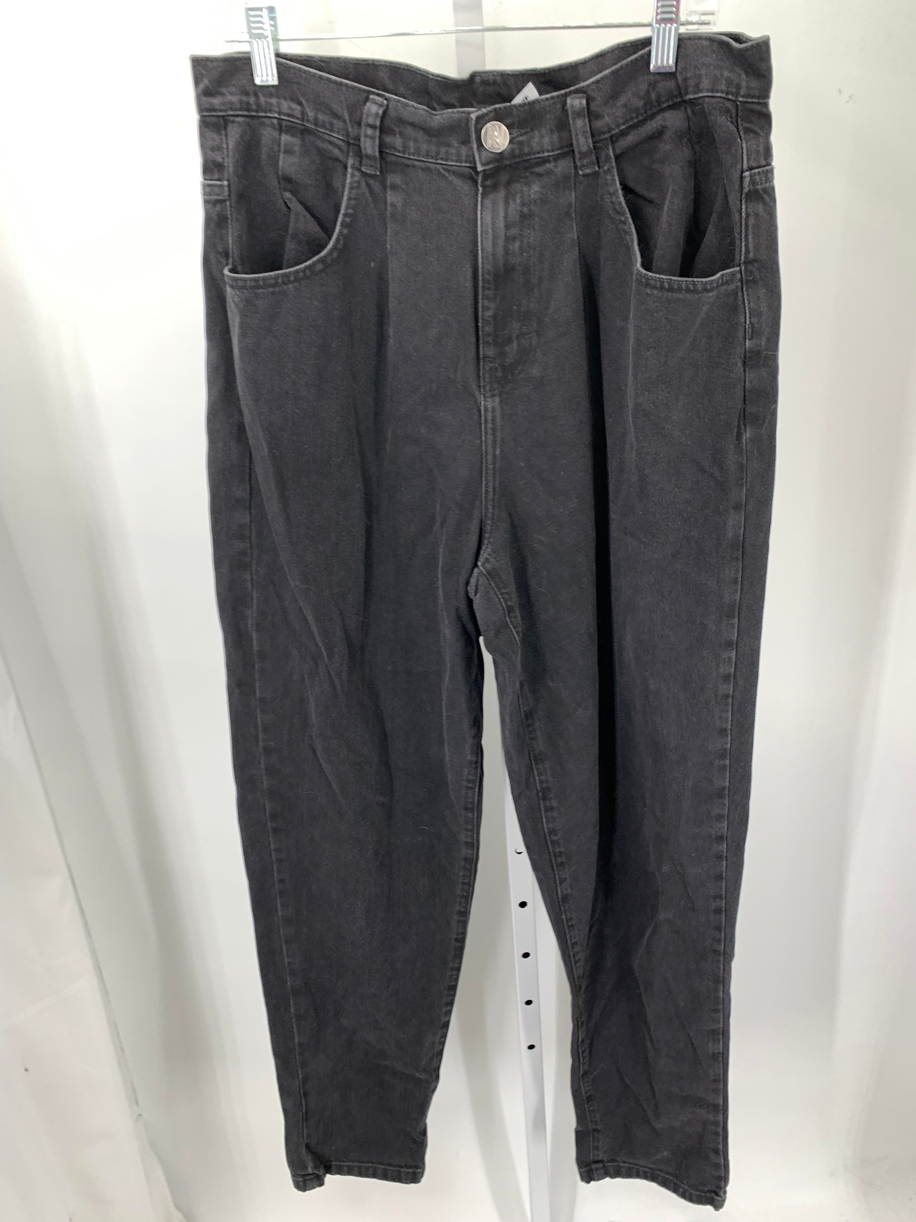 REGULAR FIT JEANS.