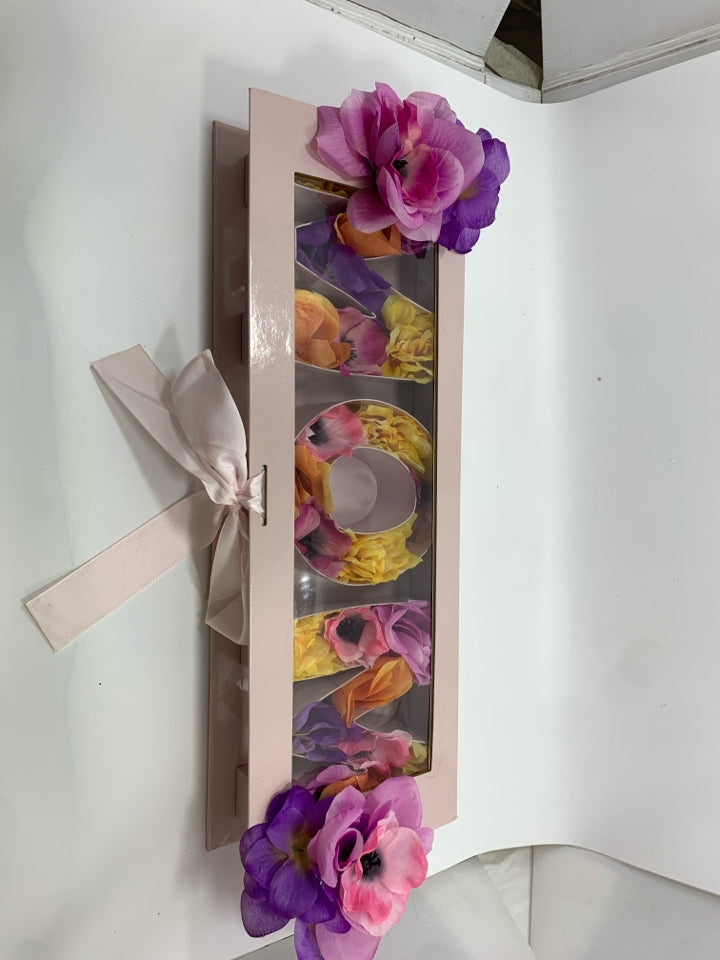 "MOM" FLOWERS IN PINK BOX.
