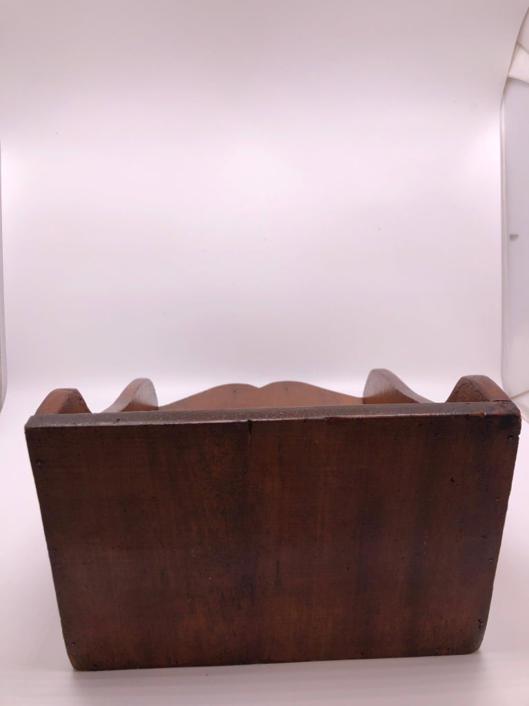 PRIMITIVE WOOD SHELF W/SCALLOP EDGE.