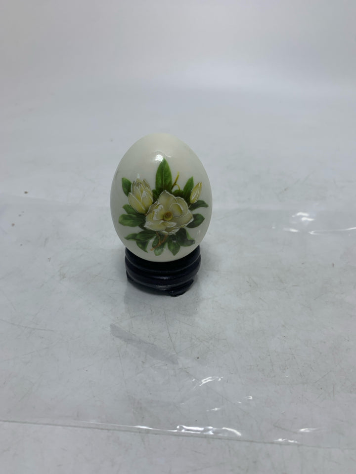 PAINTED WHITE FLOWER EGG W/ STAND IN BAG.