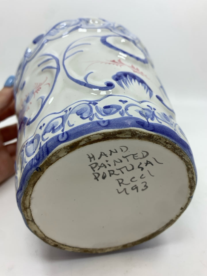 HAND PAINTED CERAMIC PLANTER W/BLUE FLORAL ACCENTS.