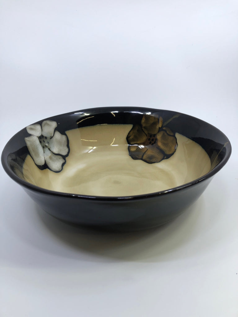 SERVING BOWL DARK BROWN / TAN BOWL W/ FLOWERS.