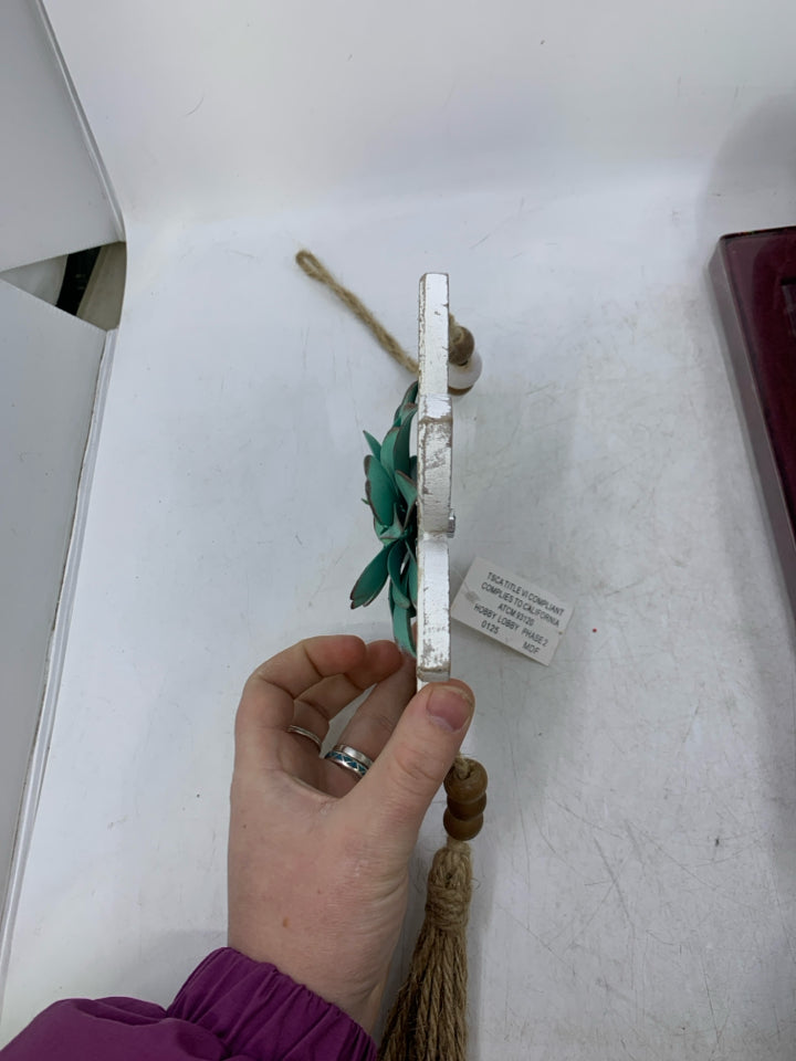 DISTRESSED FLOWER W/ TASSEL TEAL METAL.