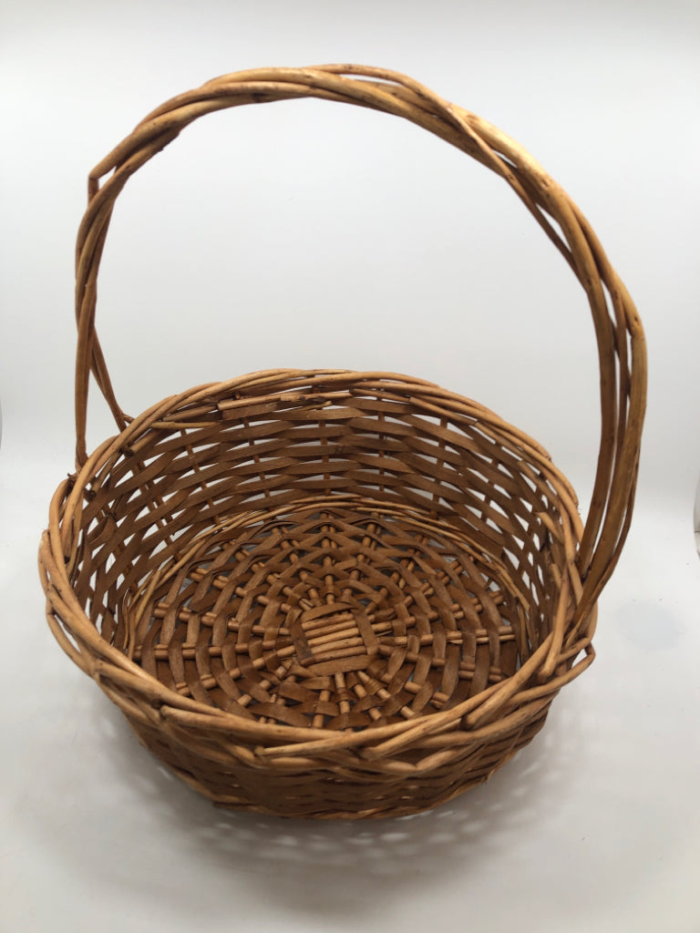 ROUND WOVEN BASKET W/HANDLE.