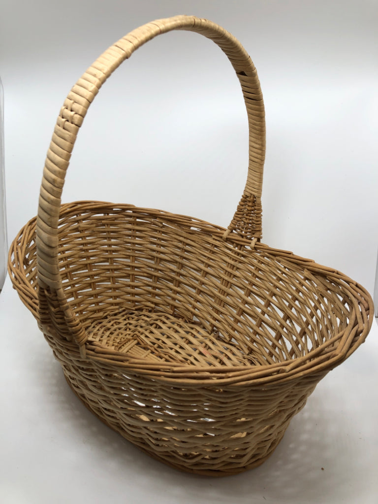WICKER BASKET W/HANDLE.