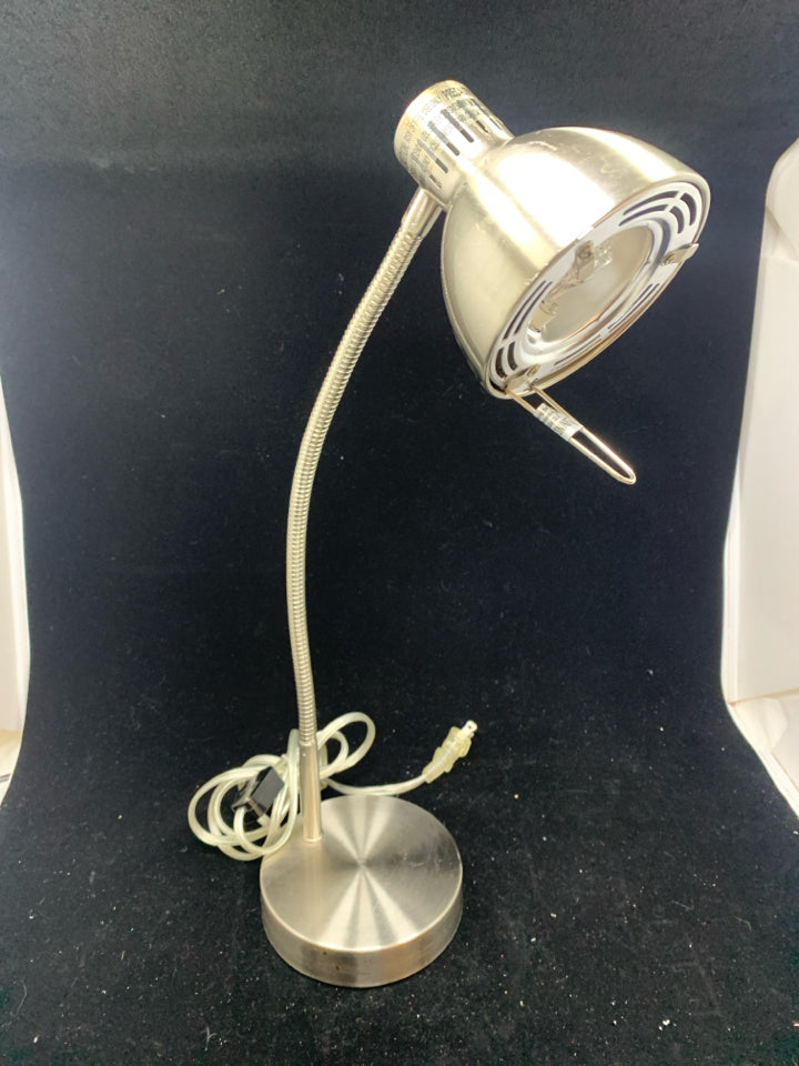 ADJUSTABLE METAL DESK LAMP.