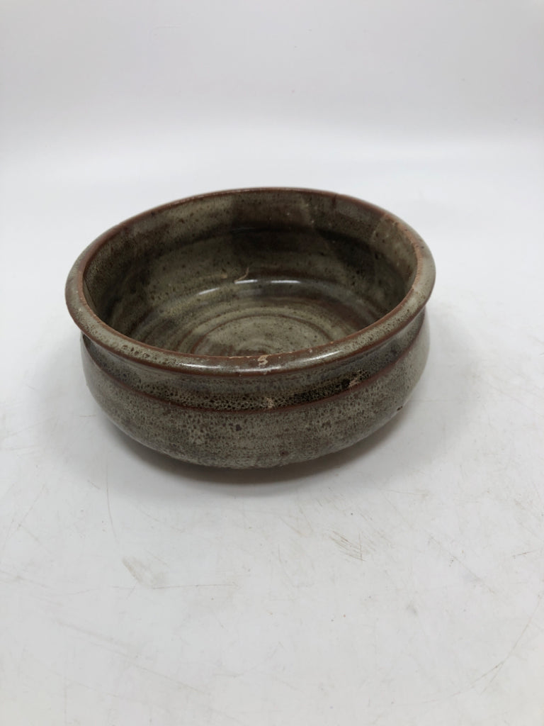 BROWN SPECKLED POTTERY BOWL.
