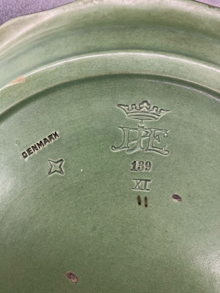 VTG IPSEN DENMARK ART POTTERY DARK GREEN BLACK EDGE W/ EMBOSSED FISH "PIE".