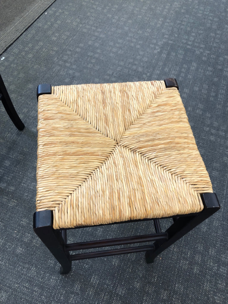 2 WICKER SEAT BROWN WOOD SQUARE BAR STOOLS.