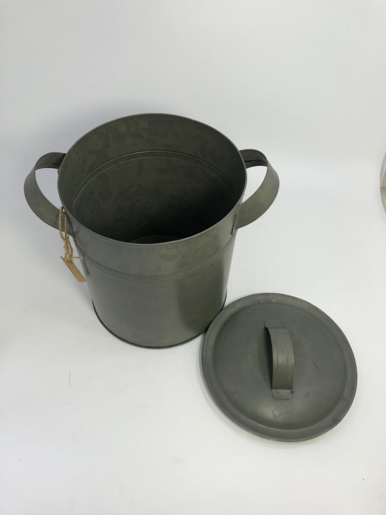 LG RUSTIC GALVANIZED METAL BUCKET W/LID.