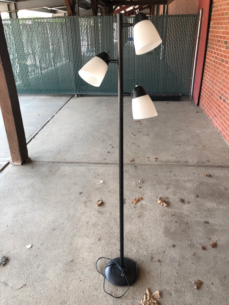 BLACK METAL FLOOR LAMP W/3 WHITE PLASTIC ADJUSTABLE SHADES.