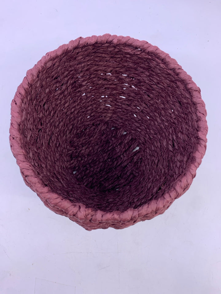APPLE SHAPED WOVEN BASKET W/LID.