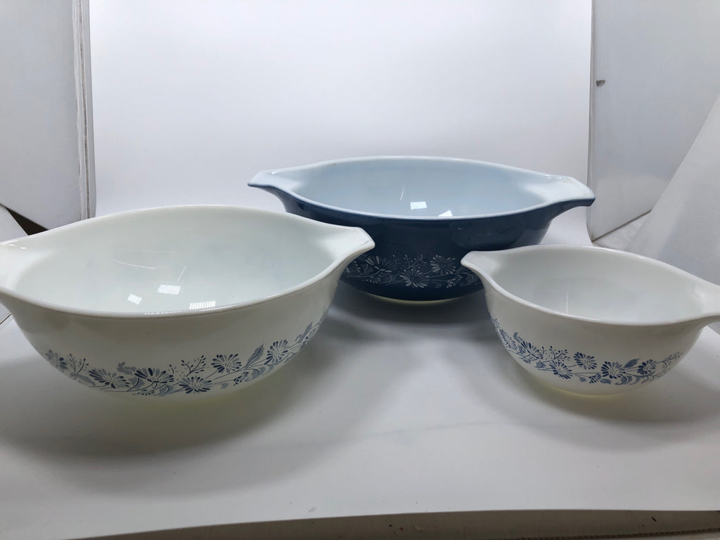 3 VTG COLONIAL MIST CINDERELLA NESTING BOWLS.
