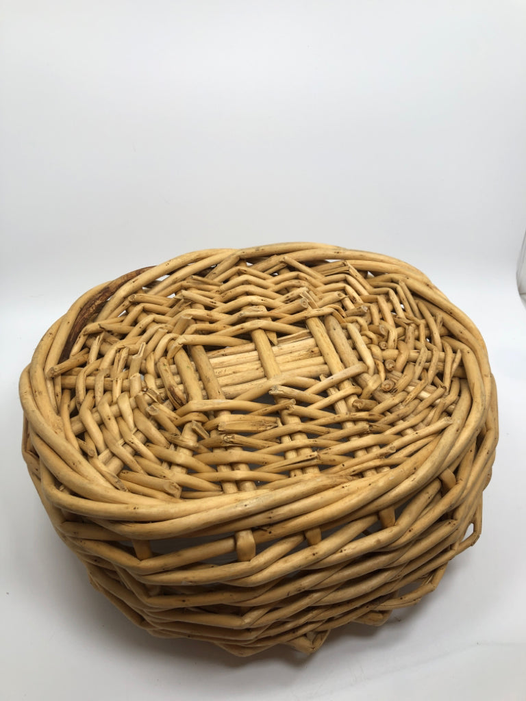THICK WOVEN WICKER BASKET.