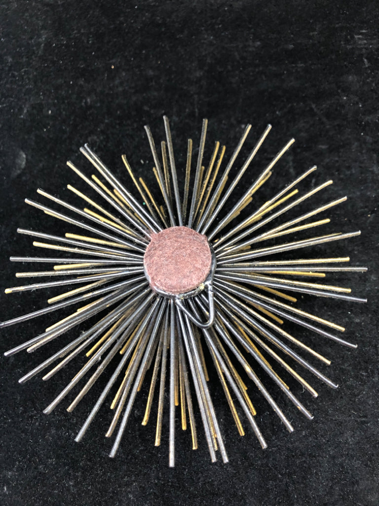 2 SMALL GOLD STARBURST.