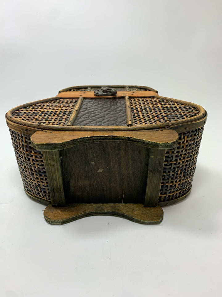 RATTAN & LEATHER CURVED STORAGE BOX.