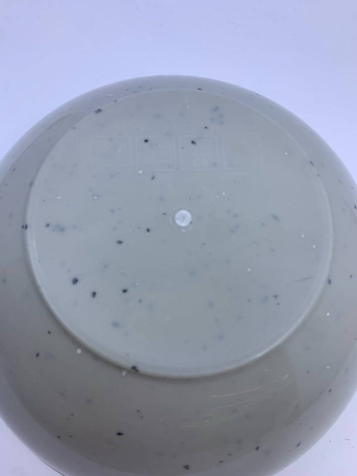 4 NESTING PLASTIC MIXING BOWLS.