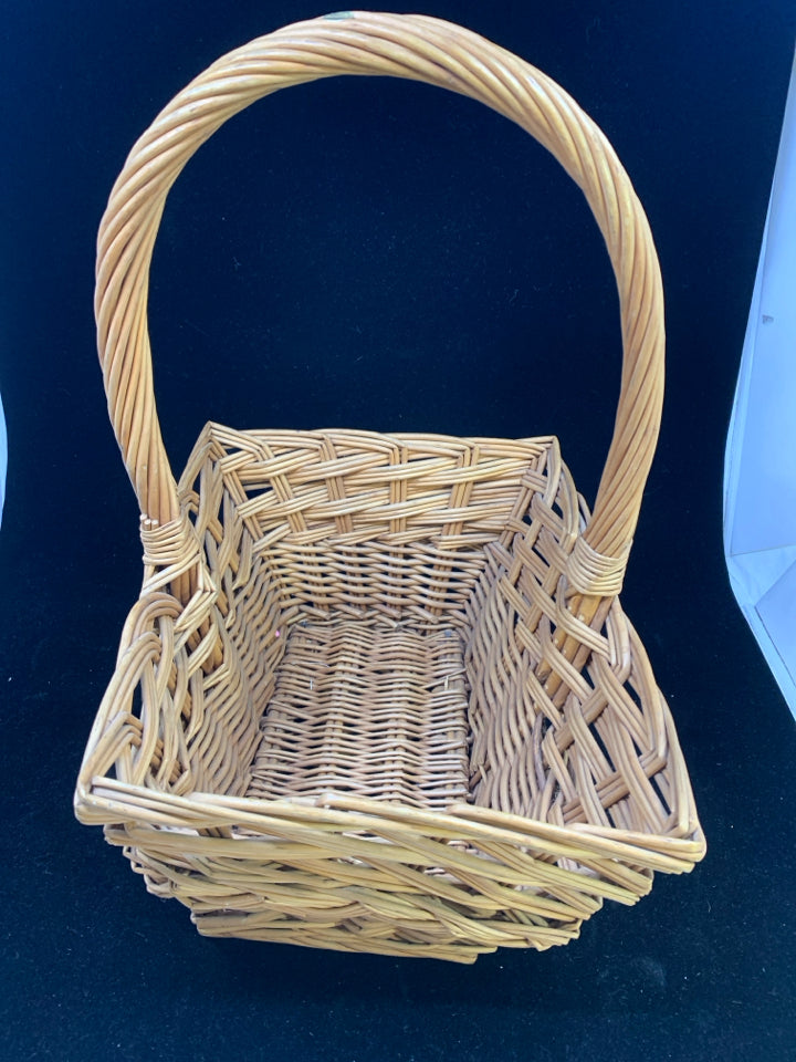 RECTANGLE BRAIDED BASKET W/HANDLE.