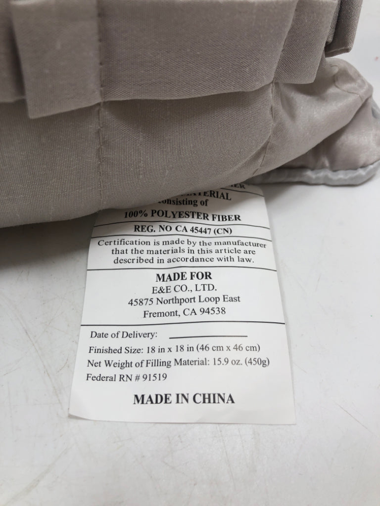 LOOP LINE GRAY PILLOW.