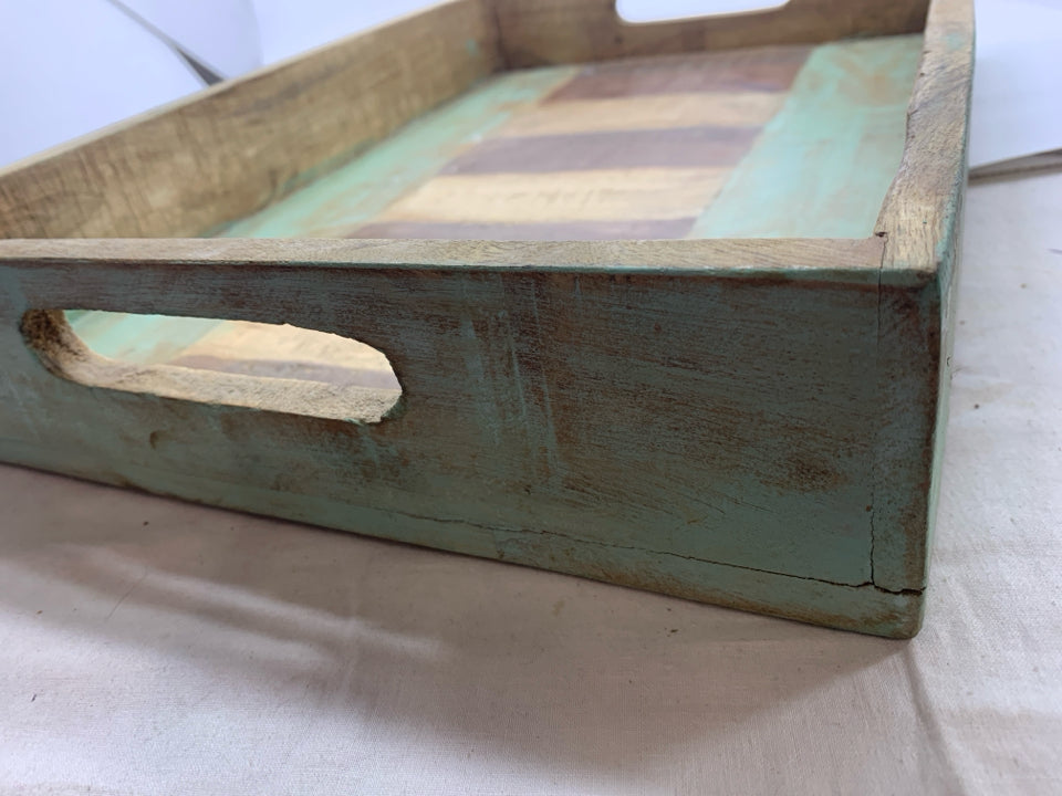 BLUE DISTRESSED WOOD TRAY.