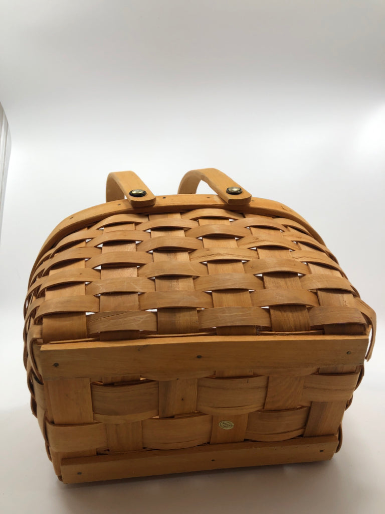 SM WOVEN WICKER BASKET W/HANDLES.