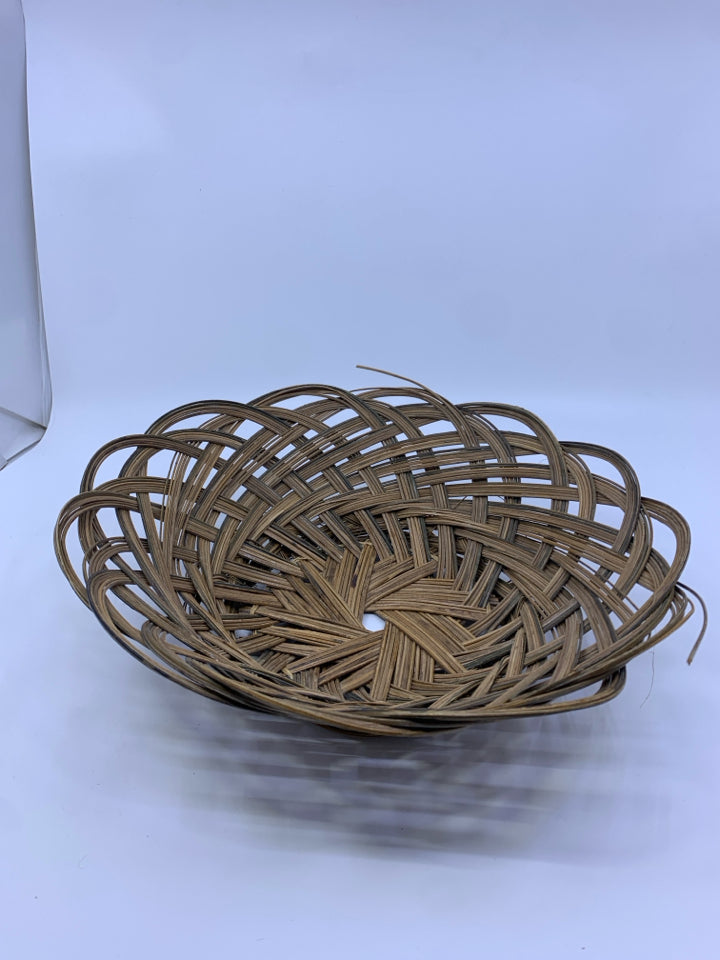 FANNED EDGE WAVY WOVEN BASKET.