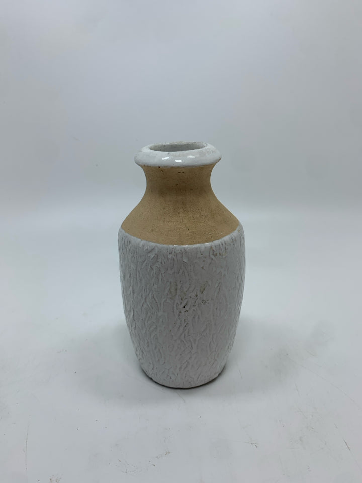 SM WHITE GLAZED BUD VASE.