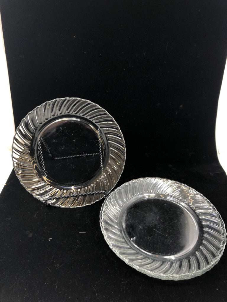 4 GLASS CORNING DINNER PLATES.