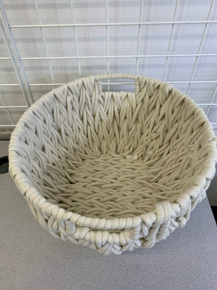 WHITE MACRAME ROUND STORAGE BIN.